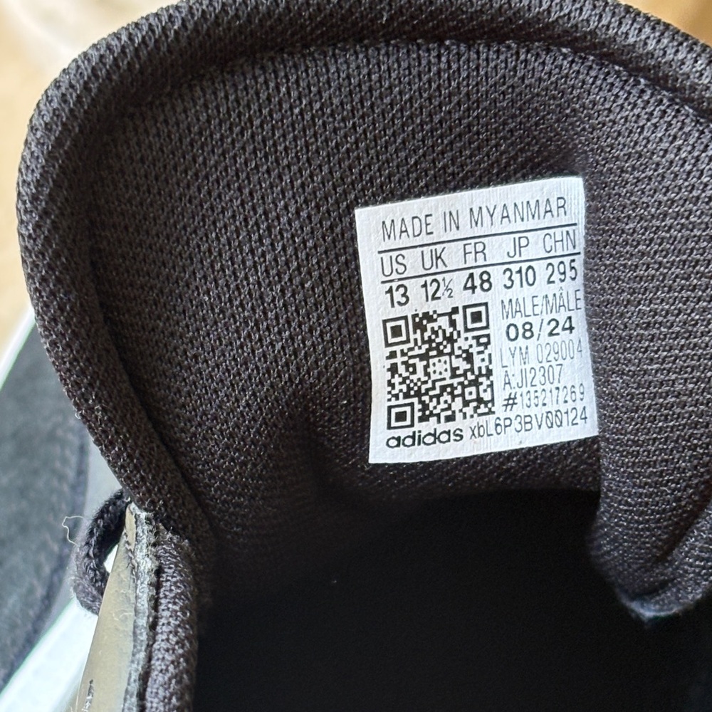 NWB-Men’s Adidas Classic Black and White Trainers-new never worn - Picture 13 of 15